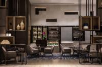Un restaurante con mesas y sillas y una bodega. en Courtyard by Marriott Tianjin Hongqiao, en Tianjin