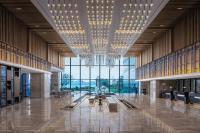 Un gran vestíbulo con una lámpara de araña en un edificio. en Xuzhou Marriott Hotel Lakeview, en Xuzhou
