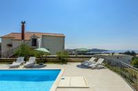 Bazén v ubytovaní Guest House Villa Bellevue alebo v jeho blízkosti
