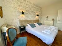 a bedroom with two beds and a chair in it at Le LOUIS 16 - Maison avec jardin in Valence