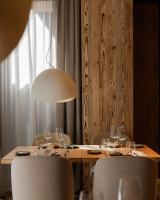 Una mesa de madera con sillas y una lámpara encima. en Stary Niedźwiedź, en Zakopane