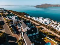 una vista aérea de una ciudad sobre el agua en Adventure Pad&#39;s by The Farmhouse Hotel, en Langebaan