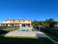 ein Haus mit einem Swimmingpool im Hof in der Unterkunft Casa Mia in Poreč