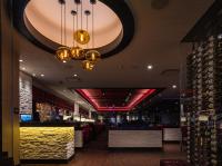 un bar con iluminación roja en un restaurante en Palace Station Hotel & Casino, en Las Vegas