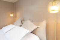 Una cama o camas en una habitaci&oacute;n de La VILLA du Reims