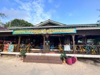 Mama's Chalet Pulau Perhentian Besar في بيرهينتيان: مطعم يوجد عليه لافته