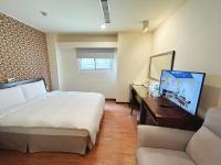 a hotel room with a large bed and a couch at 信然文旅-首學 寵物友善預訂前務必事先詢問 in Tainan