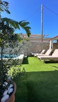 Bazén v ubytování Del Sol Suites nebo v jeho okolí