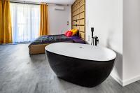 1 dormitorio con bañera en blanco y negro en Apartament 5th floor, en Cracovia