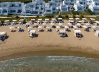 Una vista aérea de una playa con sillas y sombrillas. en Knossos Beach Bungalows Suites Resort &amp; Spa, en Kokkíni Khánion