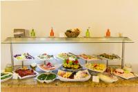 een buffet van verschillende soorten voedsel op een plank bij Madara Park Hotel - All Inclusive in Goudstrand