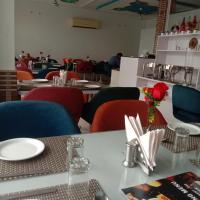 Un lugar para sentarse en Hotel Omni Plaza