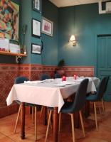 ガルガンタ・ラ・オジャにあるCasa Rural Parada Real CR-CC-00258の白いテーブルクロスのテーブル