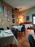 ガルガンタ・ラ・オジャにあるCasa Rural Parada Real CR-CC-00258の白いテーブルと椅子のあるダイニングルーム