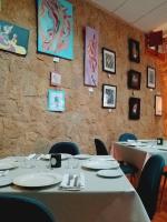 ガルガンタ・ラ・オジャにあるCasa Rural Parada Real CR-CC-00258の石壁のダイニングルーム(テーブル、椅子付)