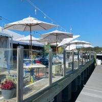 En restaurant eller et andet spisested på The Hotel at Cape Ann Marina