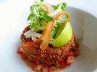 un plato de comida con una ensalada encima en Shillingford Bridge Hotel, en Wallingford