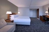 Delta Hotels by Marriott Liverpool City Centreにあるベッド