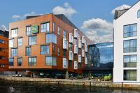 un edificio al lado de un cuerpo de agua en Quality Hotel Waterfront, en Ålesund