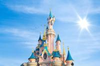 a disney castle with the sun in the background at Prochain Arrêt : Disneyland in Montévrain