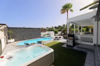Basen w obiekcie Luxury Puerto Calero Villa Casa Nublo 3 Bedrooms Private Pool Terrace With Seaviews Lanzarote lub w pobliżu