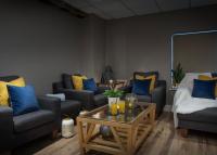 Ein Sitzbereich in der Unterkunft Delta Hotels by Marriott Worsley Park Country Club