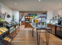eine Bäckerei mit einer Theke mit Essen drauf in der Unterkunft Delta Hotels by Marriott Worsley Park Country Club in Worsley