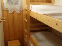 Łóżko lub łóżka piętrowe w pokoju w obiekcie Charmant appartement 3 pièces, terrasse, ski à proximité - FR-1-425-135
