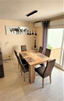 Posedenie v ubytovaní Ferienhaus mit Pool, primera linea