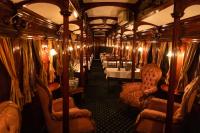 Un vagón comedor de un tren con mesas y sillas. en Out in Africa Wildlife Lodge, en Dinokeng Game Reserve