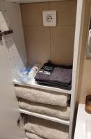 a closet with several towels on a shelf at L&#39;appartement Idéal 4 voyageurs in Boulogne-Billancourt