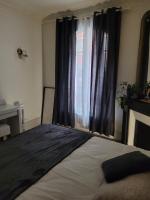 a bedroom with a large bed and a window at L&#39;appartement Idéal 4 voyageurs in Boulogne-Billancourt