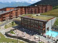 an aerial view of a hotel with a swimming pool at Appartement Les Arcs 1800, 2 pièces, 4 personnes - FR-1-346-318 in Arc 1800