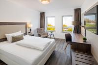 ルートヴィヒスハーフェン・アム・ラインにあるHotel Newton Ludwigshafenのベッドと机があるホテルの部屋