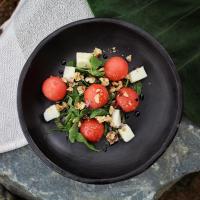 un piatto nero di cibo con pomodori e formaggio di Hotel Auen Posada Andina a La Unión