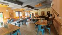 una sala da pranzo con tavoli e sedie in un ristorante di LaTigre Resort a Tota Ām