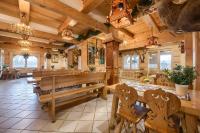 ein Esszimmer mit Bänken und Tischen in einem Restaurant in der Unterkunft Gospoda Harnaś in Kościelisko