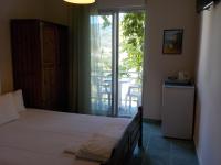 A bed or beds in a room at Hotel Prinos