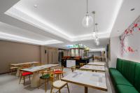 uma sala de jantar com mesas e cadeiras em Zhangjiajie Hero Boutique Hotel em Zhangjiajie