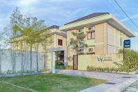 una casa con una valla delante en Urbanview Syariah Wisma Annisa Palangkaraya by RedDoorz, en Palangkaraya
