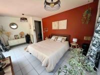 Łóżko lub łóżka w pokoju w obiekcie Maison piscine famille nombreuse 13 couchages