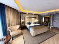 une chambre d&#39;hôtel avec un lit et une chaise dans l&#39;établissement Hotel Zurich Istanbul Old City, à Istanbul
