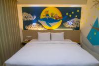 a bedroom with a bed and a painting on the wall at Legend Hotel Kaohsiung Liuhe in Kaohsiung