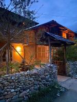 un mur en pierre devant une maison dans l'établissement Little House in KhauPha, Mu Cang Chai - homestay, cuisine, cafe, à Mù Cang Chải