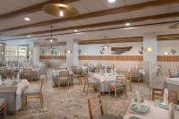 Un restaurante o sitio para comer en Serenade Punta Cana Beach & Spa Resort