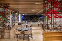Un restaurante o sitio para comer en Serenade Punta Cana Beach & Spa Resort