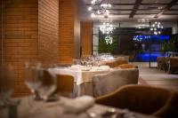 Un restaurante o sitio para comer en Serenade Punta Cana Beach & Spa Resort