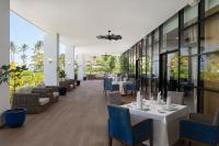 Un restaurante o sitio para comer en Serenade Punta Cana Beach & Spa Resort
