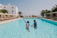 Bazén v ubytovaní Brown Beach Chalkida Kosher Resort, a member of Brown Hotels alebo v jeho blízkosti