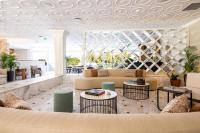 Posedenie v ubytovaní Brown Beach Chalkida Kosher Resort, a member of Brown Hotels
